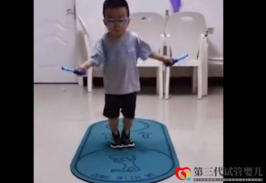 7歲男孩基因突變身高停在3歲，父母陪伴跳繩追高(圖1)