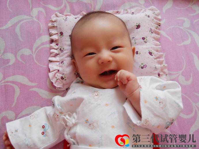 寶寶沒事就傻笑,正常嗎?這些令人不安的小動作,是高智商的表現(圖1) 寶寶沒事就傻笑,正常嗎?這些令人不安的小動作,是高智商的表現(圖1)
