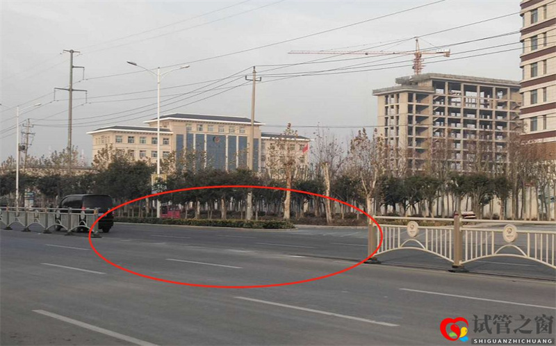 廣州路婦幼保健院附近路段最近發(fā)生多起事故，網(wǎng)友稱護(hù)欄設(shè)置不合理(圖1)