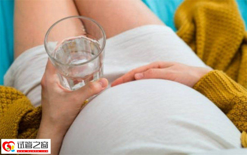 孕婦飲用水、手、酒器、舒適、頸部、酒器、紡織品、水、餐具、手勢